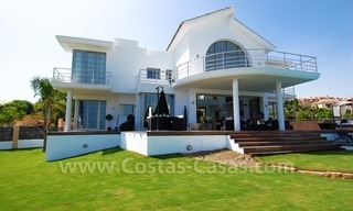 Spoedverkoop - Moderne nieuwe villa te koop op een exclusief golfresort tussen Marbella, Benahavis en Estepona 3