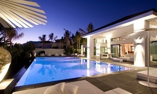 Nieuwe luxueuze moderne villa te koop exclusieve beachside urbanisatie Los Monteros Playa - Marbella 1