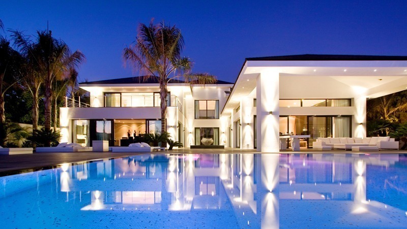 Nieuwe luxueuze moderne villa te koop exclusieve beachside urbanisatie Los Monteros Playa - Marbella