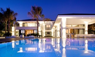 Nieuwe luxueuze moderne villa te koop exclusieve beachside urbanisatie Los Monteros Playa - Marbella 0