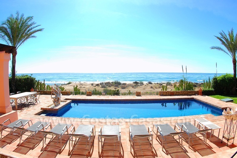 Exclusieve Beachfront villa te koop, eerste lijn strand, Bahia de Marbella – Los Monteros te Marbella