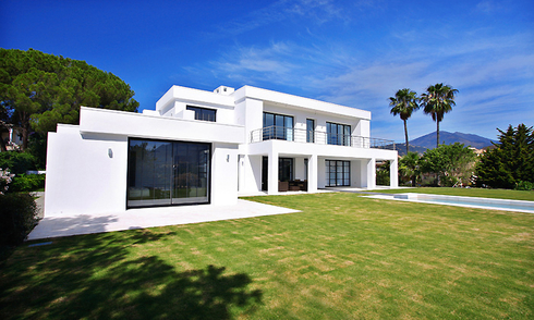 Marbella villa for sale: Frontline golf, moderne villa te koop in Nueva Andalucia - Marbella 