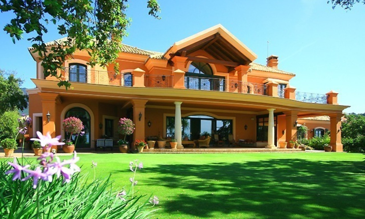 Luxueuze villa te koop, gated secure golf resort, Marbella Benahavis Costa del Sol 0