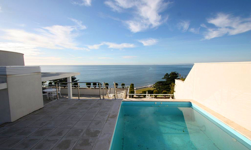 Estepona New Golden Mile: beachfront penthouse te koop 