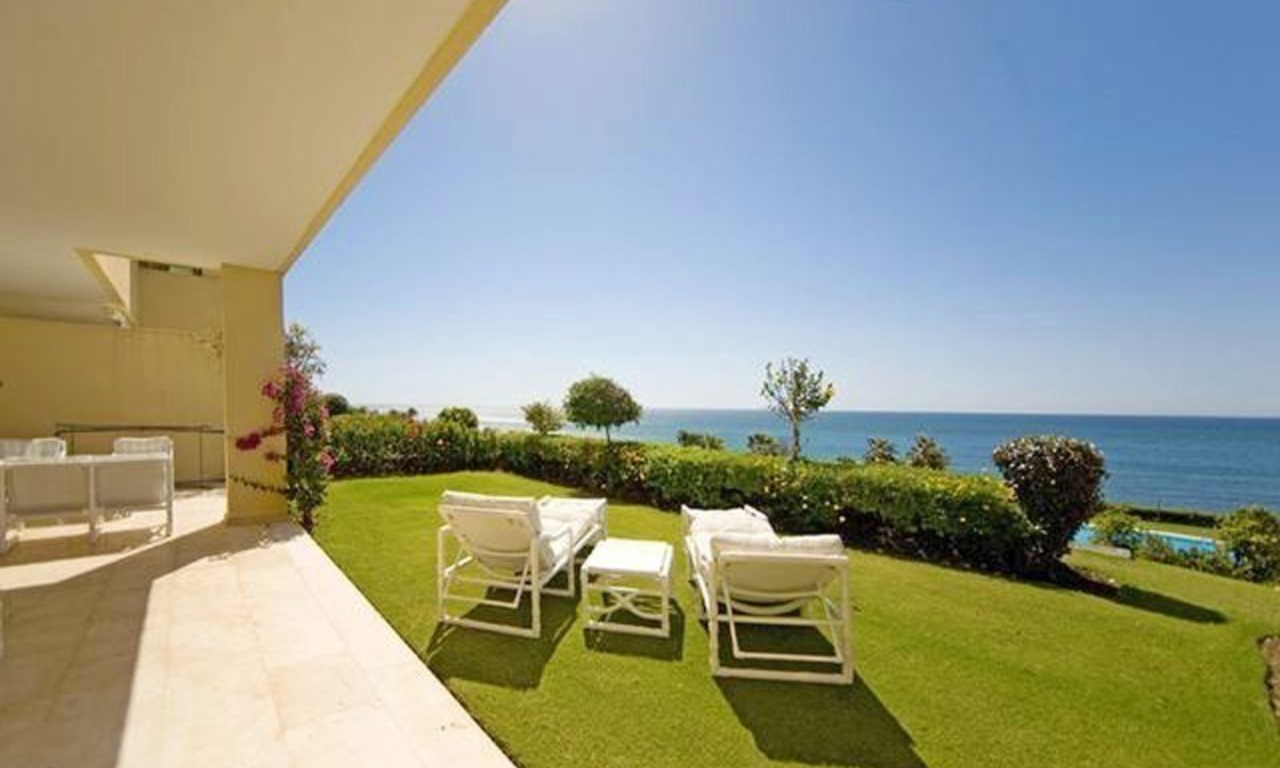 Frontline beach strand appartement te koop in Cabopino, Marbella 1