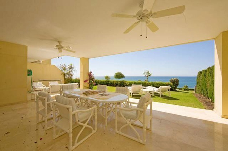 Frontline beach strand appartement te koop in Cabopino, Marbella