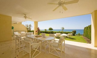 Frontline beach strand appartement te koop in Cabopino, Marbella 0