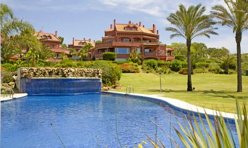 Appartement te koop in frontline beach complex in Elviria te Marbella 