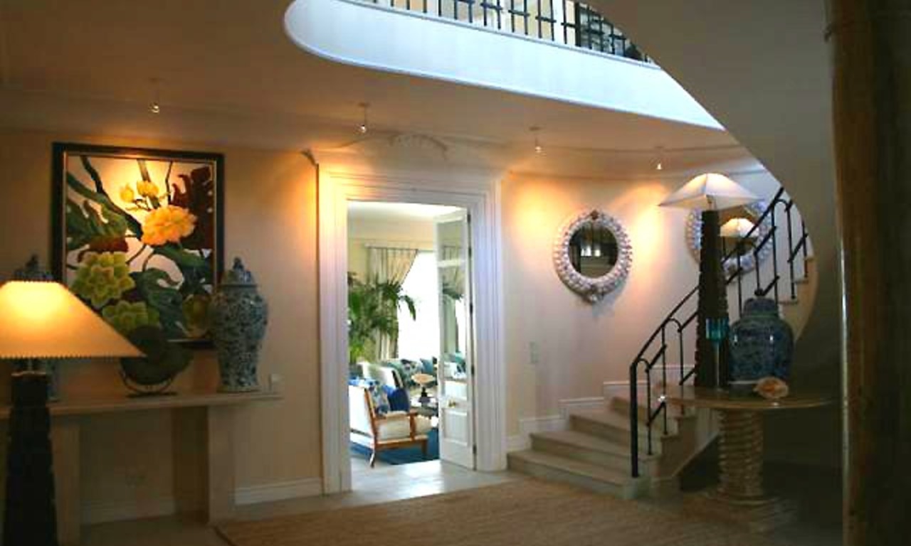 Luxe Villa te koop, direct aan strand in Marbella West 8