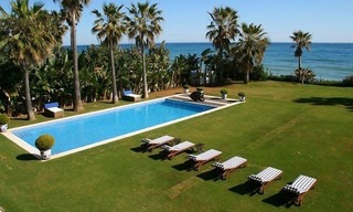 Luxe Villa te koop, direct aan strand in Marbella West 1