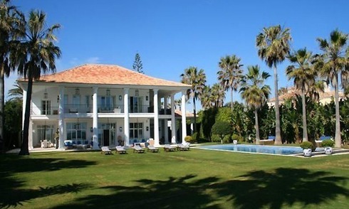 Luxe Villa te koop, direct aan strand in Marbella West 