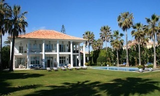 Luxe Villa te koop, direct aan strand in Marbella West 0