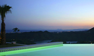 Exclusieve luxe villa te koop in Marbella op een groot privaat perceel met panoramisch uitzicht 20