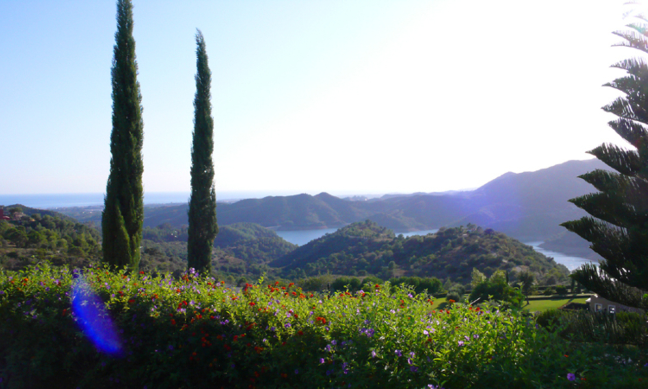 Exclusieve luxe villa te koop in Marbella op een groot privaat perceel met panoramisch uitzicht 3