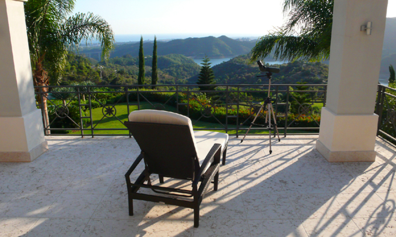 Exclusieve luxe villa te koop in Marbella op een groot privaat perceel met panoramisch uitzicht 18