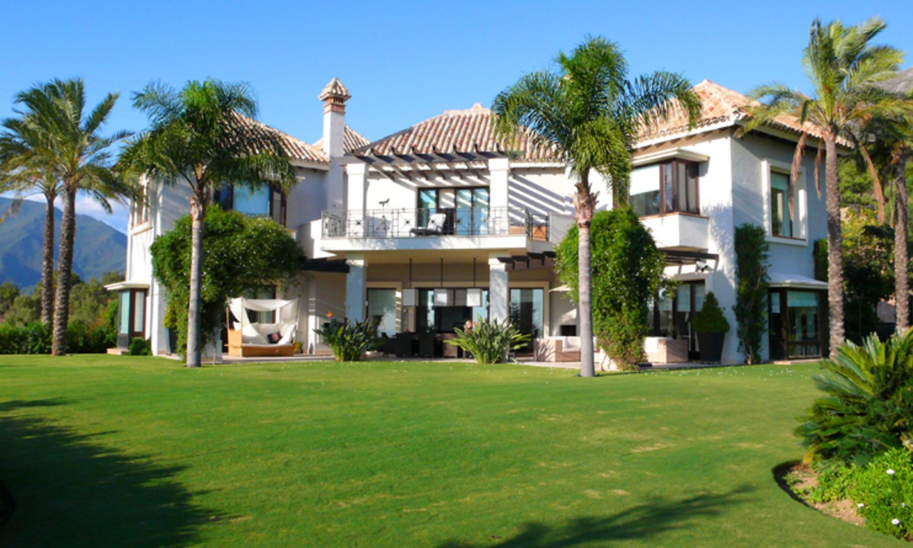 Exclusieve luxe villa te koop in Marbella op een groot privaat perceel met panoramisch uitzicht 1