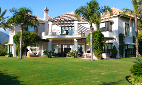Exclusieve luxe villa te koop in Marbella op een groot privaat perceel met panoramisch uitzicht 