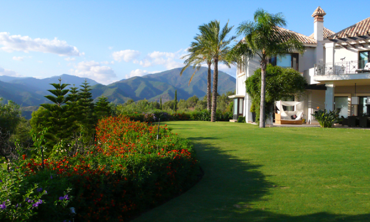 Exclusieve luxe villa te koop in Marbella op een groot privaat perceel met panoramisch uitzicht 2
