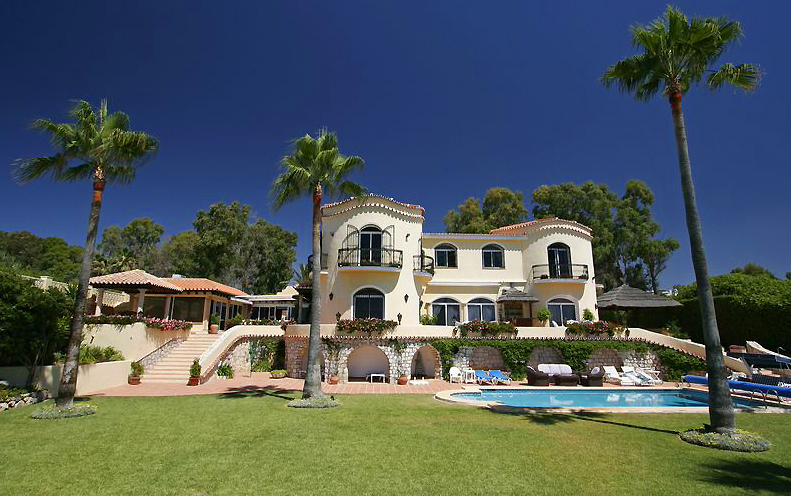 Beachfront villa te koop, eerstelijnstrand te Marbella