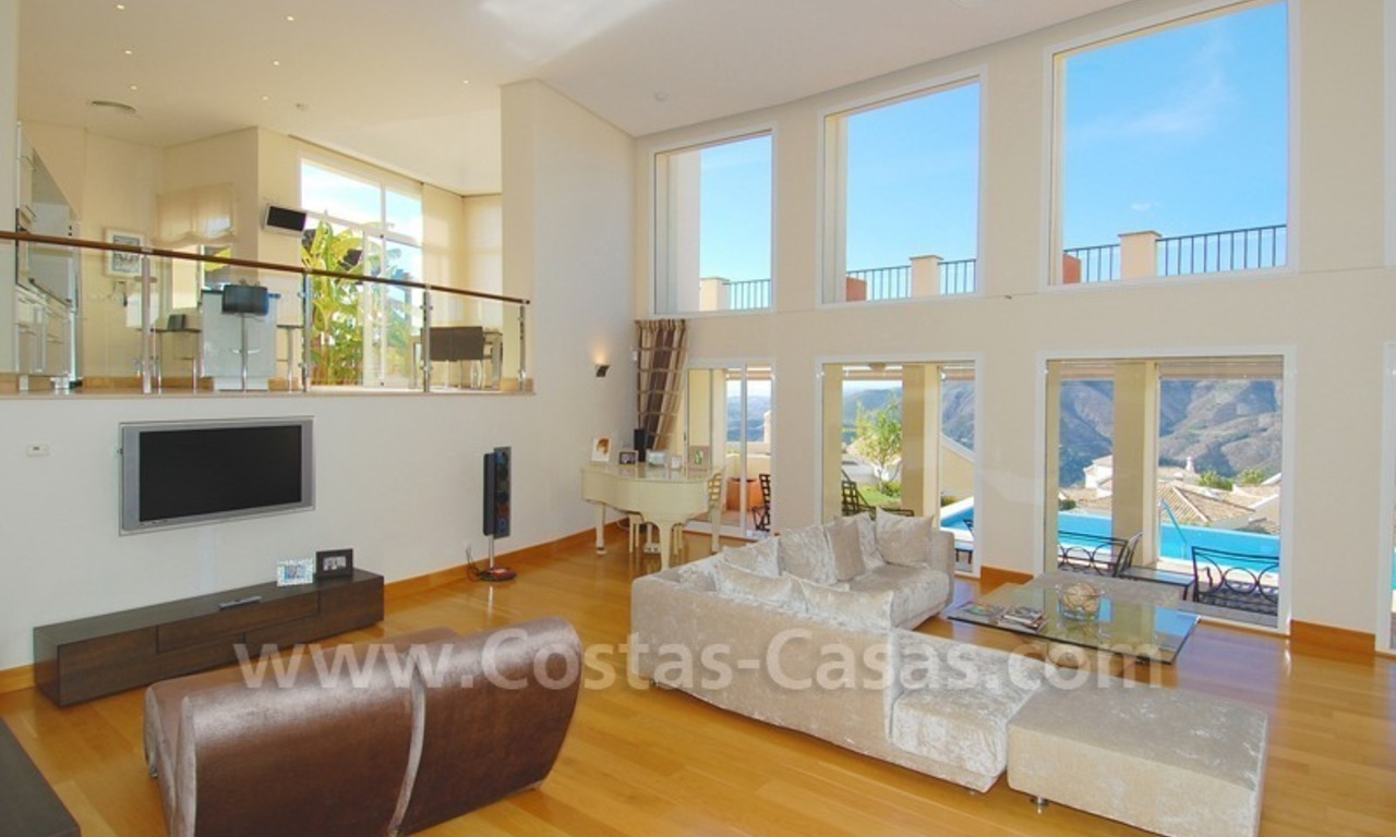 Luxe villa in moderne stijl te koop in Marbella 8