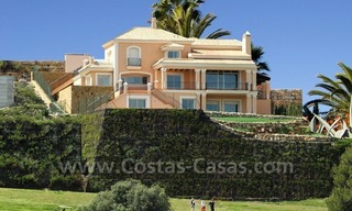 Luxueuze frontline golf villa te koop, Marbella – Benahavis, met panoramisch zicht over de golfbaan, zee en bergen 0