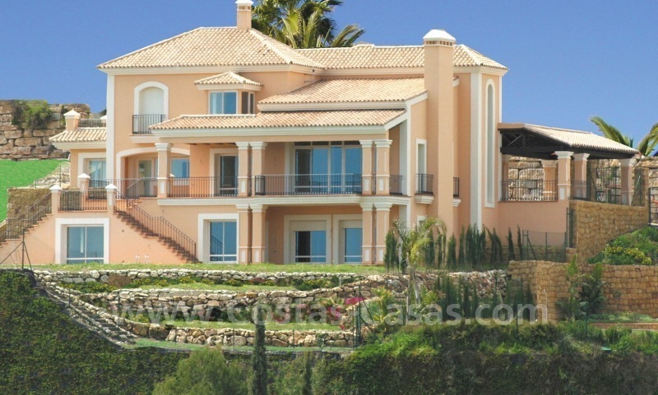 Luxueuze frontline golf villa te koop, Marbella – Benahavis, met panoramisch zicht over de golfbaan, zee en bergen 1