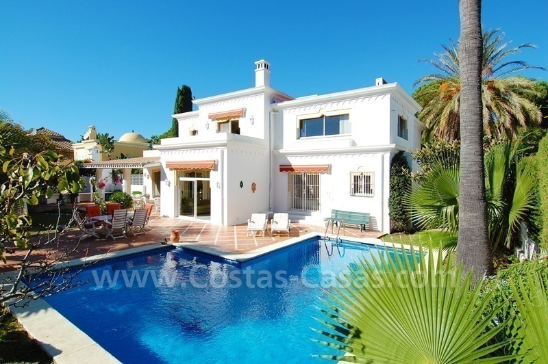Villa te koop nabij het strand in het gebied tussen Marbella en Estepona