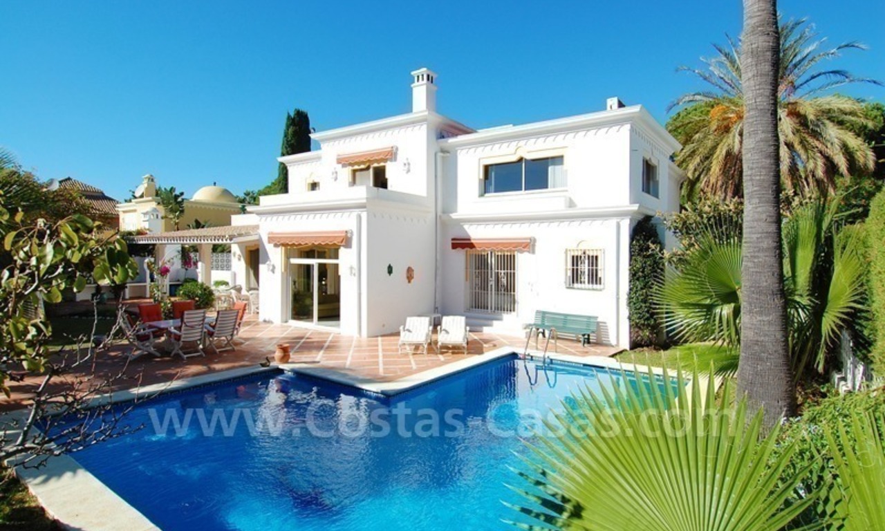 Villa te koop nabij het strand in het gebied tussen Marbella en Estepona 0