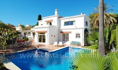 Villa te koop nabij het strand in het gebied tussen Marbella en Estepona 