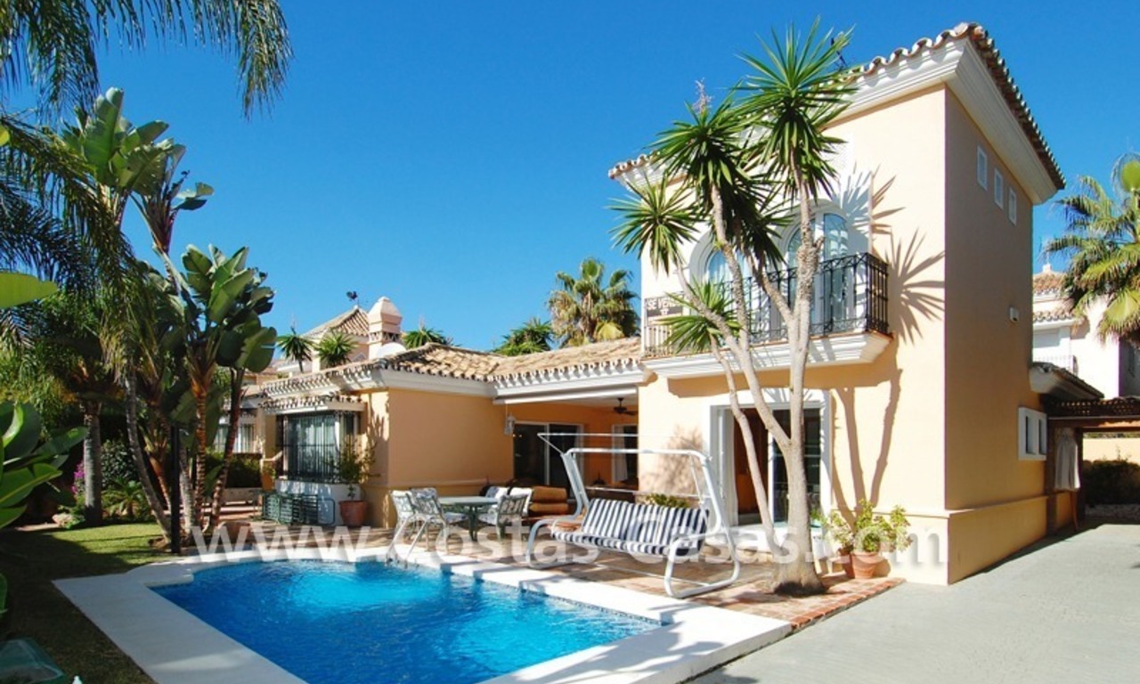 Beachside Villa te koop nabij het strand in Marbella 0