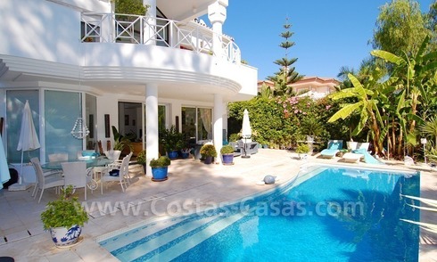 Moderne villa te koop nabij het strand in het gebied tussen Marbella en Estepona 
