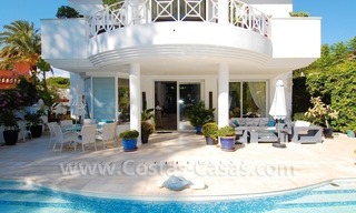 Moderne villa te koop nabij het strand in het gebied tussen Marbella en Estepona 2