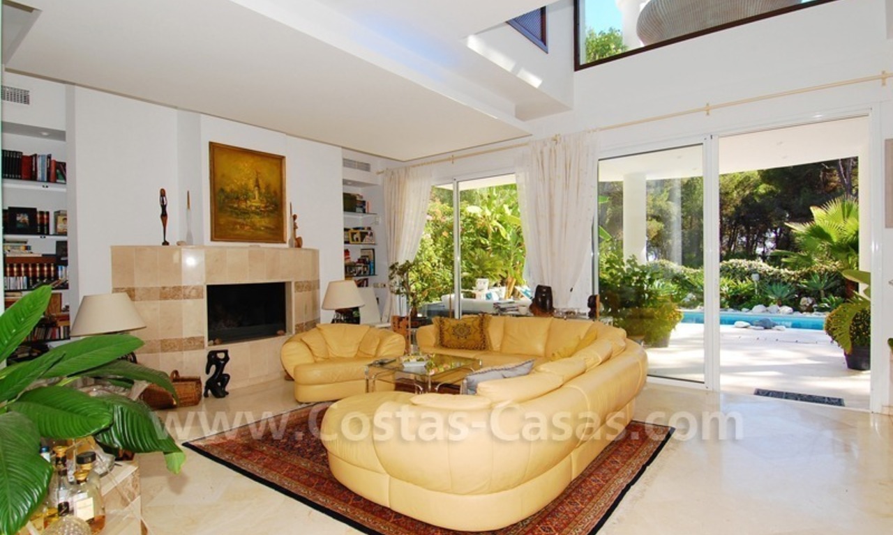 Moderne villa te koop nabij het strand in het gebied tussen Marbella en Estepona 8