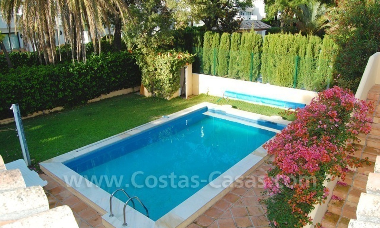 Beachside villa te koop dichtbij het strand te Marbella 24