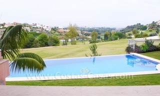 Exclusieve ruime villa mansion te koop direct aan de golf in Marbella - Benahavis 1