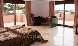 Exclusieve ruime villa mansion te koop direct aan de golf in Marbella - Benahavis 26