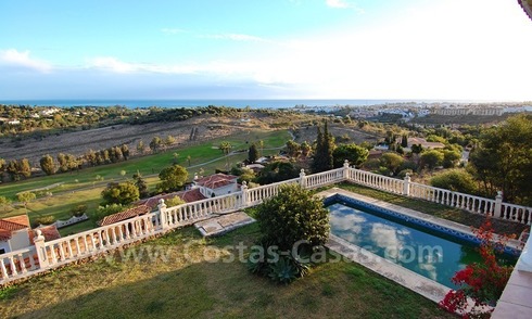 Te renoveren villa te koop met fantastisch panoramisch berg, golf en zeezicht, Marbella – Estepona 