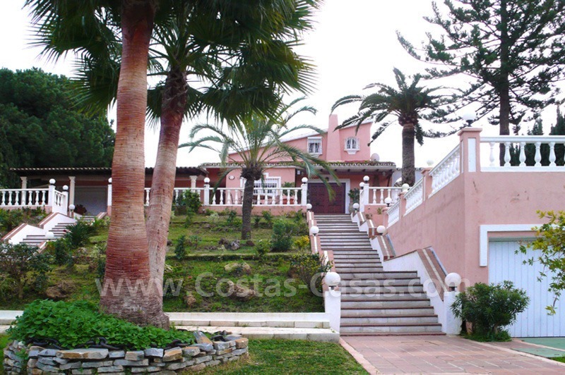 Grote beachside villa met 2 gastenverblijven te koop in oost Marbella