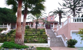 Grote beachside villa met 2 gastenverblijven te koop in oost Marbella 0