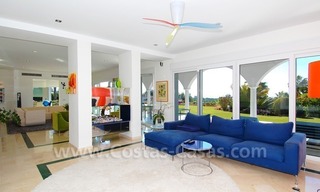 Luxevilla te koop in Marbella met een modern interieur op een groot perceel met zeezicht 16