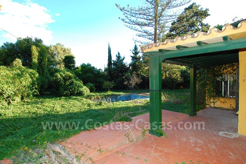 Bouwgrond met een vrijstaande villa te koop om volledig te renoveren, vlakbij het strand te San Pedro in Marbella