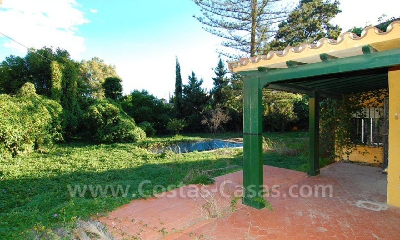 Bouwgrond met een vrijstaande villa te koop om volledig te renoveren, vlakbij het strand te San Pedro in Marbella 0