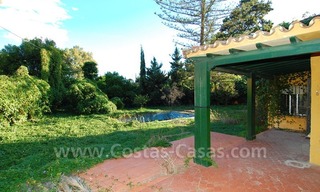Bouwgrond met een vrijstaande villa te koop om volledig te renoveren, vlakbij het strand te San Pedro in Marbella 0