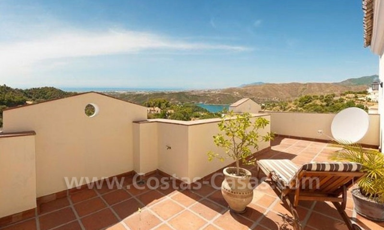 Marbella bargain villa te koop in moderne Andalusische stijl 0