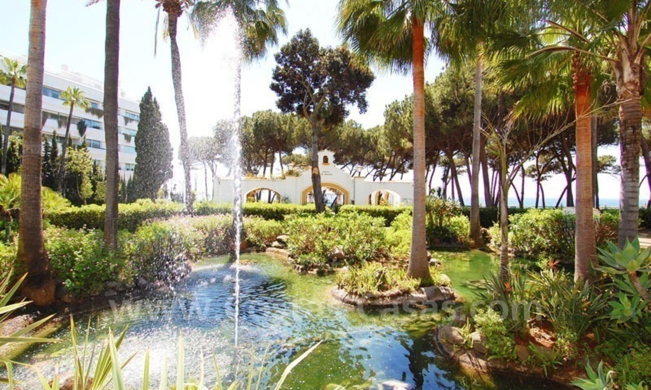 Ruim duplex penthouse appartement te koop in een beachfront complex aan de Golden Mile vlakbij Marbella centrum 10