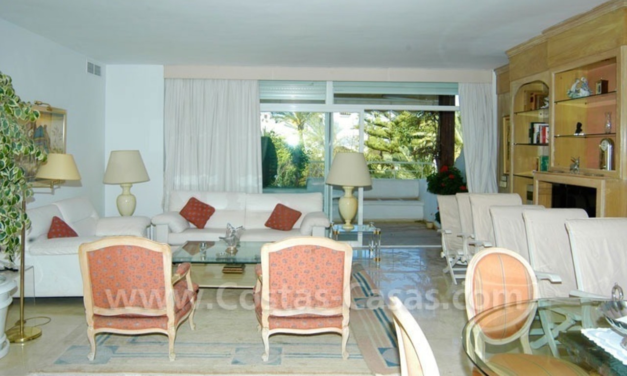 Ruim duplex penthouse appartement te koop in een beachfront complex aan de Golden Mile vlakbij Marbella centrum 23