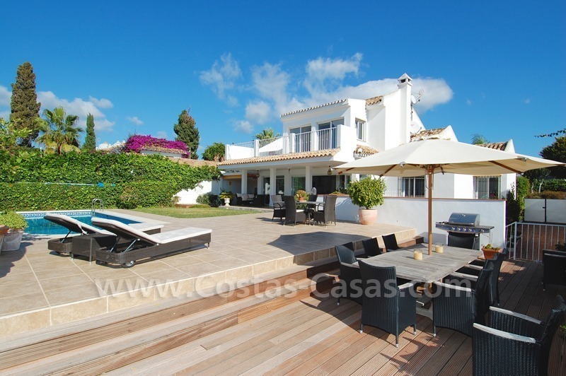Beachside villa te koop - El Rosario, Marbella Oost