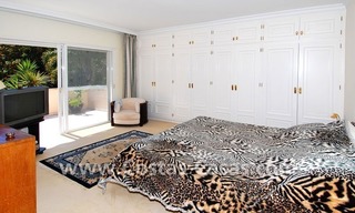 Charmante villa in Andalusische stijl direct aan de golfbaan gelegen te koop in Nueva Andalucia te Marbella 19