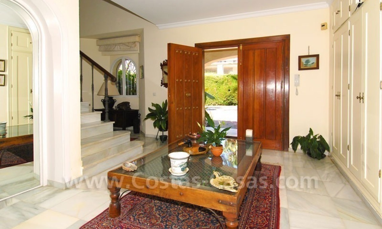 Charmante villa in Andalusische stijl direct aan de golfbaan gelegen te koop in Nueva Andalucia te Marbella 12