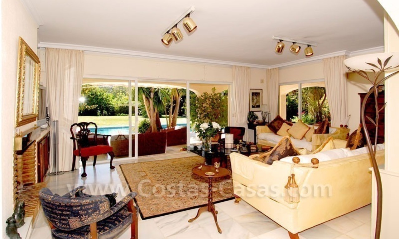 Charmante villa in Andalusische stijl direct aan de golfbaan gelegen te koop in Nueva Andalucia te Marbella 14